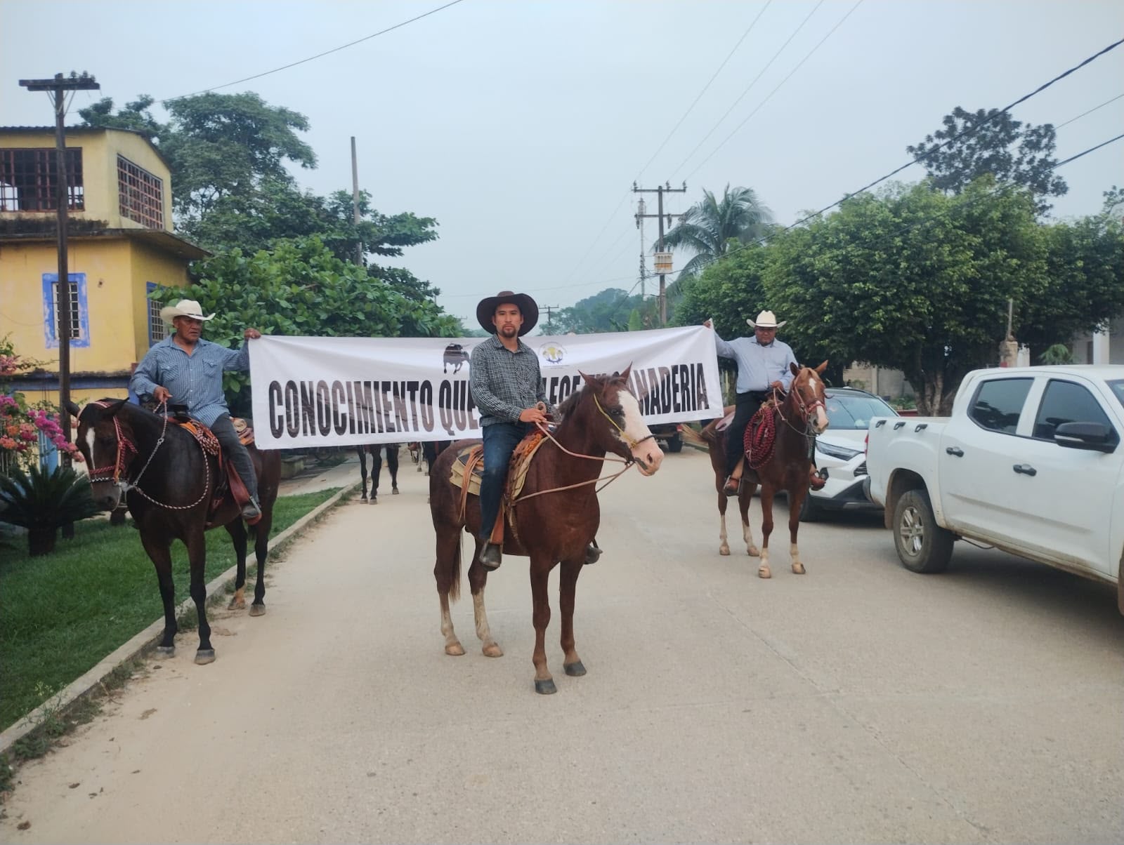 Cabalgata con el lema “Conocimiento que fortalece la ganadería”.