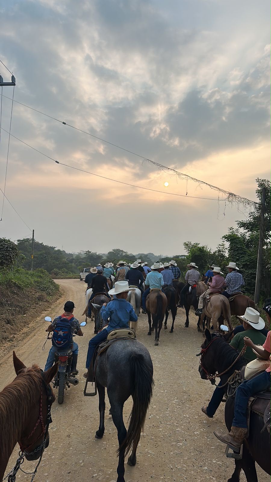 Recorrido a caballo con ganaderos rumbo a las unidades de producción.