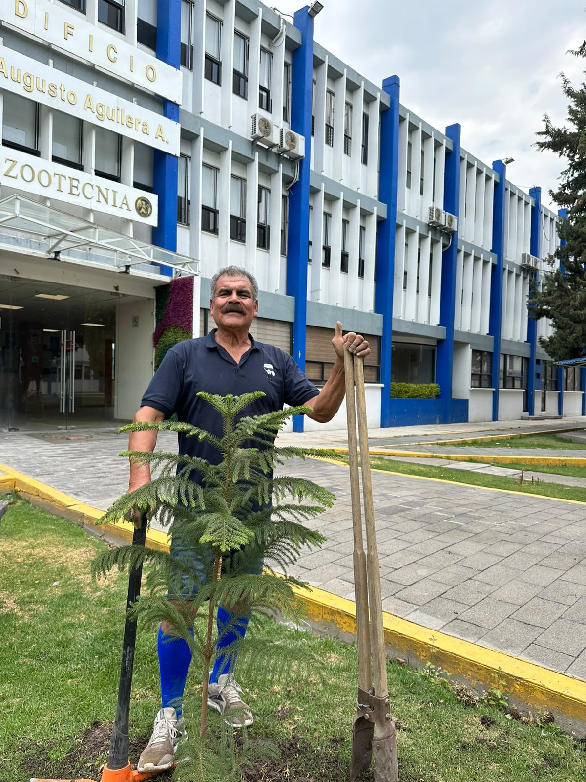 Jornada de reforestación en el edificio de Zootecnia, Chapingo.