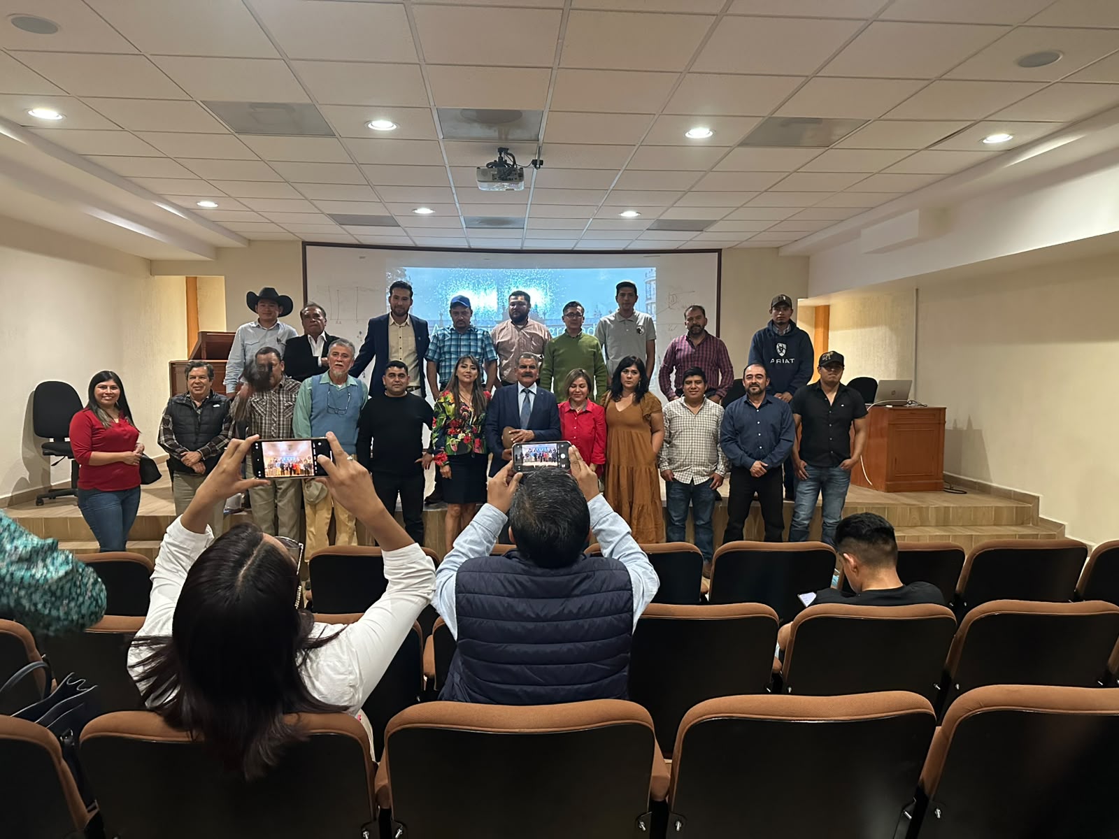 Presentación de la asociación ante egresados y productores en el auditorio de Zootecnia.