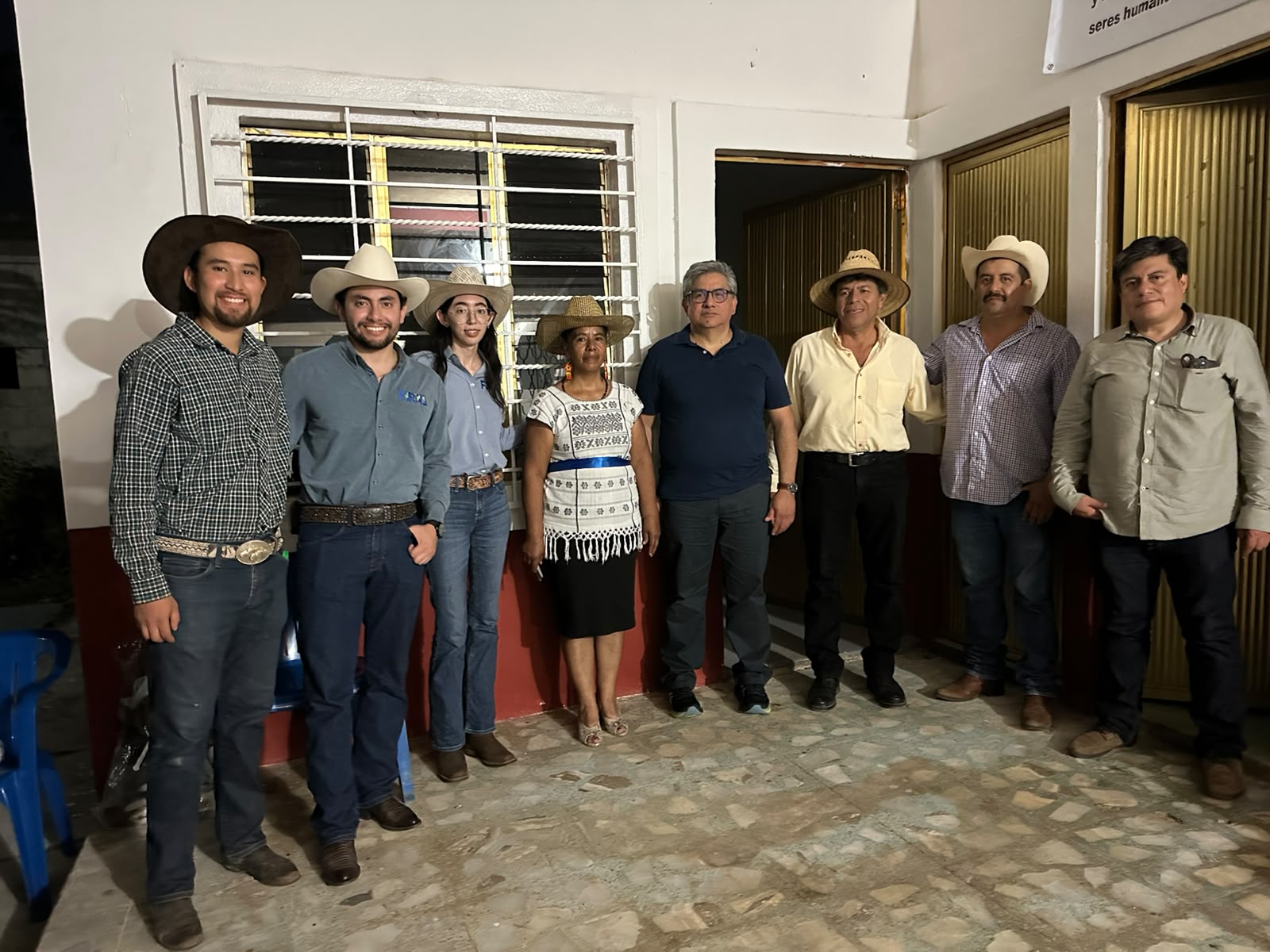 Reunión con productores y autoridades locales en comunidad.